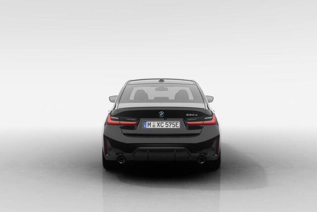 BMW 3-SERIE Sedan 330e | M Sport Pro | Comfort Pack | Active Cruise Control | Elektrisch bediend glazen schuif-/kanteldak