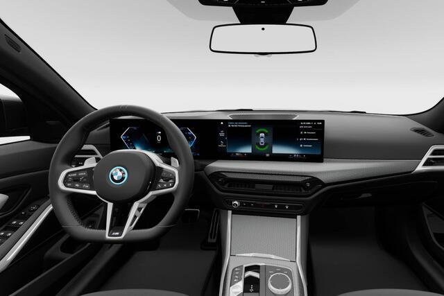 BMW 3-SERIE Sedan 330e | M Sport Pro | Comfort Pack | Elektrisch bediend glazen schuif-/kanteldak | Active Cruise Control