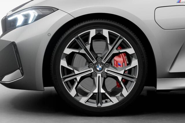 BMW 3-SERIE Sedan 330e | M Sport Pro | Comfort Pack | Active Cruise Control | Elektrisch bedienbaar glazen schuif-/kanteldak