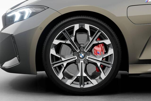 BMW 3-SERIE Sedan 330e | M Sport Pro | Comfort Pack | Active Cruise Control | Elektrisch bediend glazen schuif-/kanteldak | Lederen bekleding