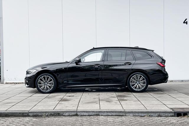 BMW 3-SERIE Touring 320e High Executive M-Sport 18 Inch / Glazen Schuifdak / Getinte Ramen Achter / Stoelverwarming / Binnen & Buitenspiegel Automatisch Dimmend / Harman Kardon