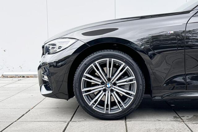BMW 3-SERIE Touring 320e High Executive M-Sport 18 Inch / Glazen Schuifdak / Getinte Ramen Achter / Stoelverwarming / Binnen & Buitenspiegel Automatisch Dimmend / Harman Kardon