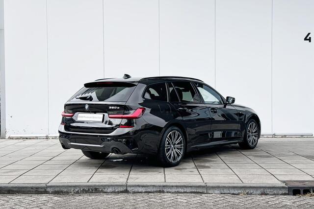 BMW 3-SERIE Touring 320e High Executive M-Sport 18 Inch / Glazen Schuifdak / Getinte Ramen Achter / Stoelverwarming / Binnen & Buitenspiegel Automatisch Dimmend / Harman Kardon