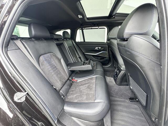 BMW 3-SERIE Touring 320e High Executive M-Sport 18 Inch / Glazen Schuifdak / Getinte Ramen Achter / Stoelverwarming / Binnen & Buitenspiegel Automatisch Dimmend / Harman Kardon