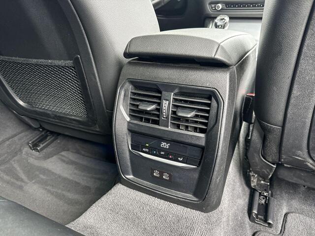 BMW 3-SERIE Touring 320e High Executive M-Sport 18 Inch / Glazen Schuifdak / Getinte Ramen Achter / Stoelverwarming / Binnen & Buitenspiegel Automatisch Dimmend / Harman Kardon