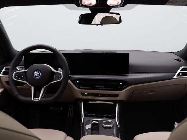 BMW 3-SERIE Touring 330e M Sportpakket Pro | Comfort Pack | Stuurwielrand Verwarmd | Trekhaak | Panoramadak | Driving Assistant | Active Cruise Control | Harman Kardon | 19''