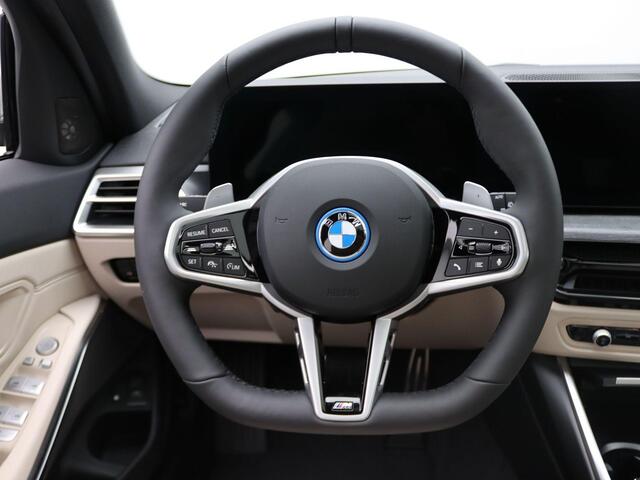 BMW 3-SERIE Touring 330e M Sportpakket Pro | Comfort Pack | Stuurwielrand Verwarmd | Trekhaak | Panoramadak | Driving Assistant | Active Cruise Control | Harman Kardon | 19''