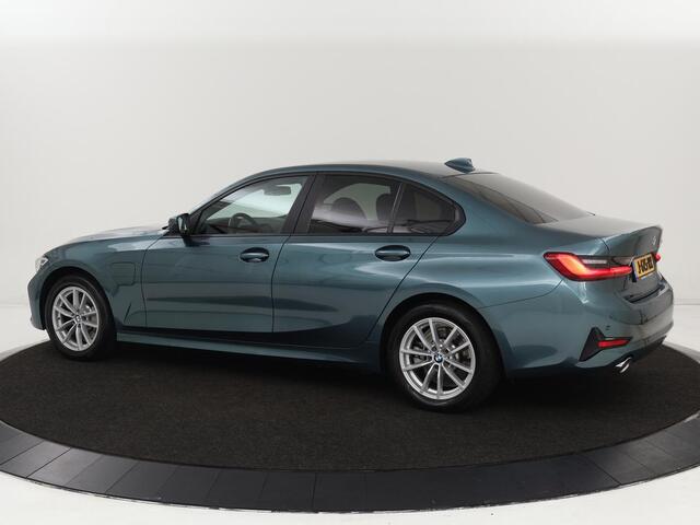 BMW 3-SERIE 330e eDrive Edition | Leder | Stoelverwarming | Carplay | Live Cockpit | Navigatie | Parkeerhulp | Cruise control