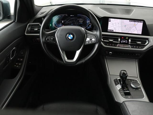 BMW 3-SERIE 330e eDrive Edition | Leder | Stoelverwarming | Carplay | Live Cockpit | Navigatie | Parkeerhulp | Cruise control