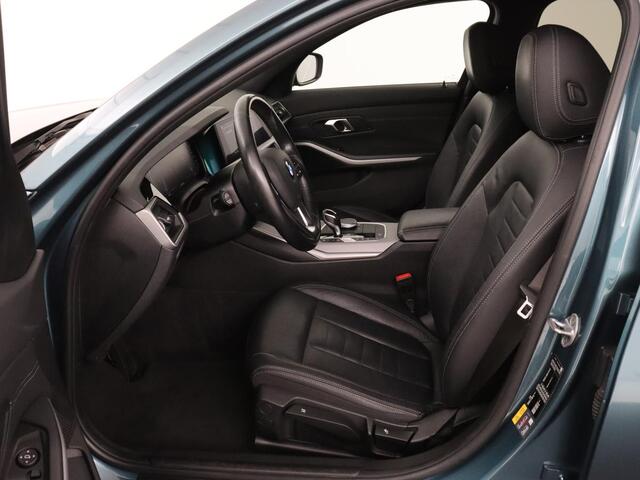 BMW 3-SERIE 330e eDrive Edition | Leder | Stoelverwarming | Carplay | Live Cockpit | Navigatie | Parkeerhulp | Cruise control