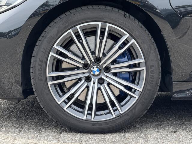 BMW 3-SERIE 330e | M-Sport | 18'' | Camera | Getint Glas | HiFi
