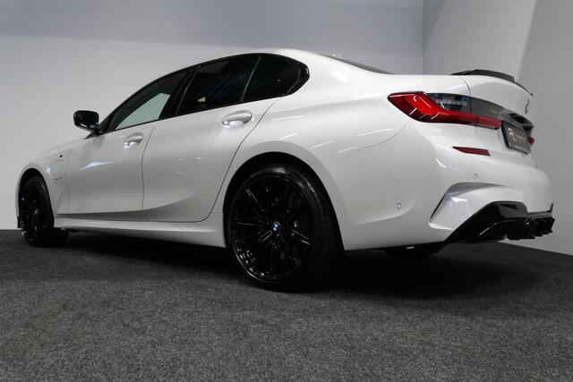 BMW 3-SERIE 330e M Sport / M340i Diffuser / Black Diamond M Grill / M340i M Sport bumper pakket / BMW Laserlight / Schuif-/kanteldak / Head-up display / Harman-Kardon Sound System / Adaptief M Sport onderstel / Apple Carplay - Android Auto / Rondomzicht camera / Stoe