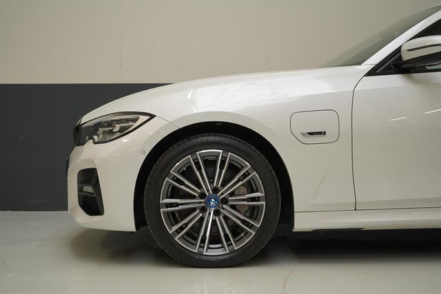 BMW 3-SERIE Touring 330e Business Edition Plus | Adaptive cruise | Trekhaak wegkl. | Navigatie | Camera | Apple Carplay