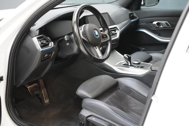 BMW 3-SERIE Touring 330e Business Edition Plus | Adaptive cruise | Trekhaak wegkl. | Navigatie | Camera | Apple Carplay