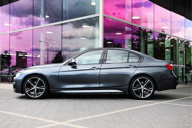 BMW 3-SERIE 318i Executive M Sport Automaat / Sportstoelen / LED / M Sportonderstel / Stoelverwarming / Navigatie Professional / Leder