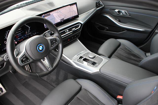 BMW 3-SERIE Touring 330e xDrive Touring M Sport Facelift | Pano | Trekhaak | Laser LED | Shadowline | Comfort Access | Sfeerverlichting | Brooklyn Grau | BTW