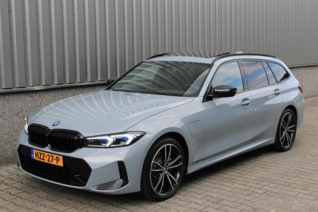 BMW 3-SERIE Touring 330e xDrive Touring M Sport Facelift | Pano | Trekhaak | Laser LED | Shadowline | Comfort Access | Sfeerverlichting | Brooklyn Grau | BTW