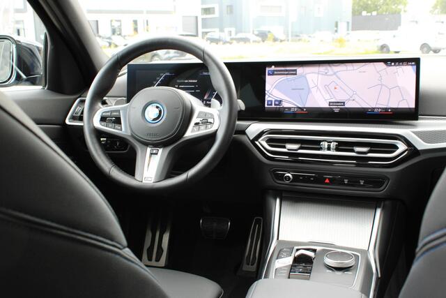 BMW 3-SERIE Touring 330e xDrive Touring M Sport Facelift | Pano | Trekhaak | Laser LED | Shadowline | Comfort Access | Sfeerverlichting | Brooklyn Grau | BTW
