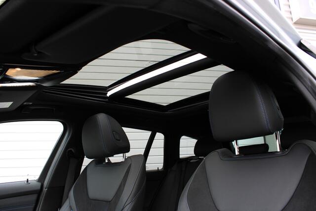 BMW 3-SERIE Touring 330e xDrive Touring M Sport Facelift | Pano | Trekhaak | Laser LED | Shadowline | Comfort Access | Sfeerverlichting | Brooklyn Grau | BTW