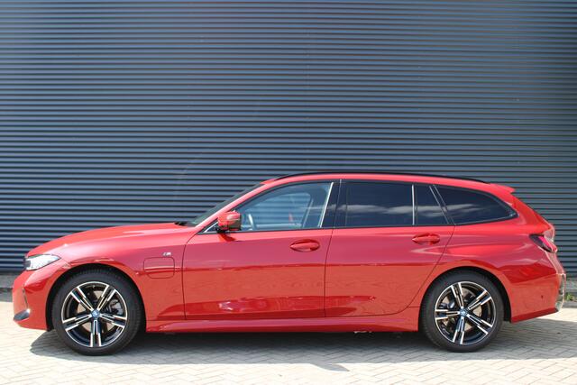 BMW 3-SERIE Touring 330e M-Sport Melbourne-Red Metallic Adaptive-Led Head-Up Harman-Kardon 360-Carmera Leer Elektr.-Trekhaak