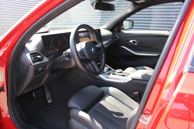 BMW 3-SERIE Touring 330e M-Sport Melbourne-Red Metallic Adaptive-Led Head-Up Harman-Kardon 360-Carmera Leer Elektr.-Trekhaak