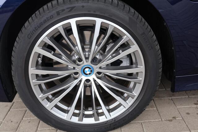 BMW 3-SERIE Sedan 330e Driving Assistant | Entertainment Pack | Parking Pack | Elektr. Trekhaak