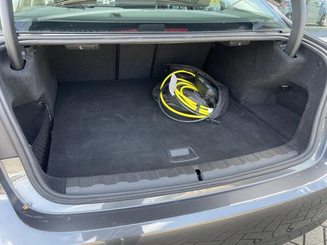 BMW 3-SERIE 330e | LED | 360° camera | Schuif-kanteldak | Laser LED-koplampen