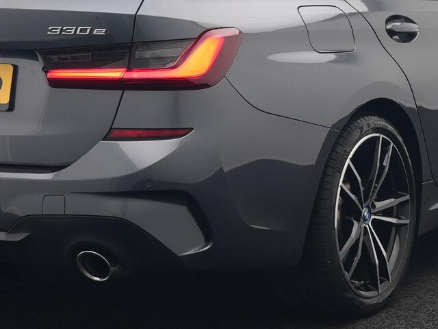 BMW 3-SERIE Touring 330e M Sport Plug In Hybrid 293pk Dealer O.H PHEV | Trekhaak Af Fabriek | Panodak | Head Up | Adaptive Cruise | Apple Carplay | Sfeerverlichting | Alcantara Sportstoelen Verwarmd | Navigatie | Virtual | DAB |