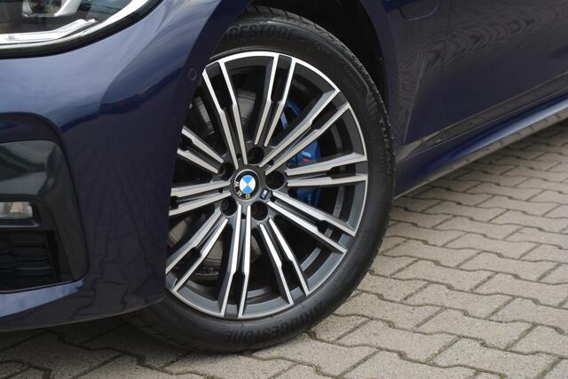 BMW 3-SERIE Touring 330e M-Sport | Pano | Camera | Trekhaak |