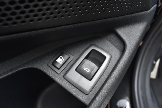 BMW 3-SERIE Touring 330e High Executive M-Pakket, Pano, Apple Carplay, Achteruitrijcamera, Carbon