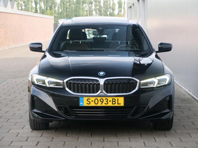 BMW 3-SERIE 320e 204 Pk Automaat Winterpakket / Leer / Schuifdak / Trekhaak / Apple Carplay