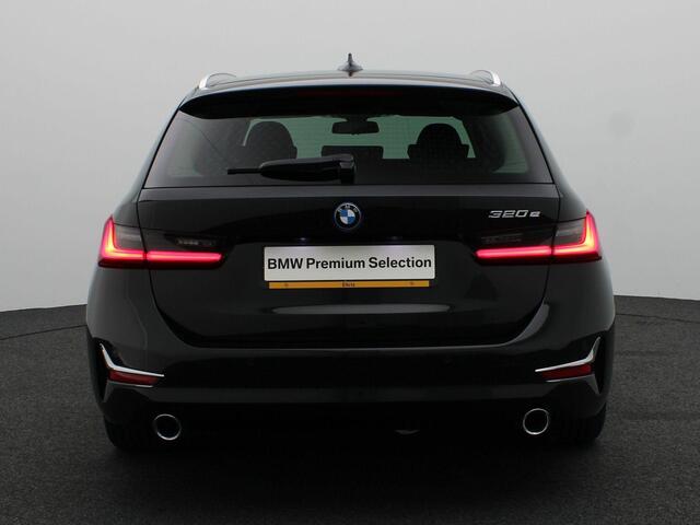 BMW 3-SERIE Touring 320e Luxury Line | High Executive | Sportstoelen voor | Live Cockpit Professional | HIFI | 17"