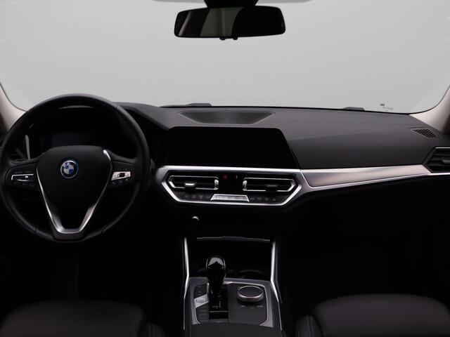 BMW 3-SERIE Touring 320e Luxury Line | High Executive | Sportstoelen voor | Live Cockpit Professional | HIFI | 17"