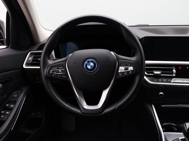 BMW 3-SERIE Touring 320e Luxury Line | High Executive | Sportstoelen voor | Live Cockpit Professional | HIFI | 17"