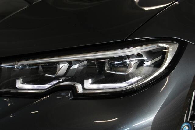 BMW 3-SERIE Touring 330e Business Edition Plus Adaptieve cruise control | Climate control | Stoel/stuur verwarming | Zomer + winterset | Elektrisch uitklapbare trekhaak | Parkeercamera |