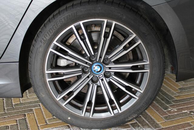 BMW 3-SERIE Touring 330e Business Edition Plus Adaptieve cruise control | Climate control | Stoel/stuur verwarming | Zomer + winterset | Elektrisch uitklapbare trekhaak | Parkeercamera |