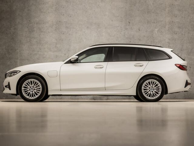 BMW 3-SERIE Touring 330e High Executive Sportline 293Pk Automaat (APPLE CARPLAY, GROOT NAVI, LEDER, CAMERA, SFEERVERLICHTING, STOELVERWARMING, SPORTSTOELEN, GETINT GLAS, TREKHAAK ELEKTRISCH, ELEK ACHTERKLEP, NIEUWSTAAT)