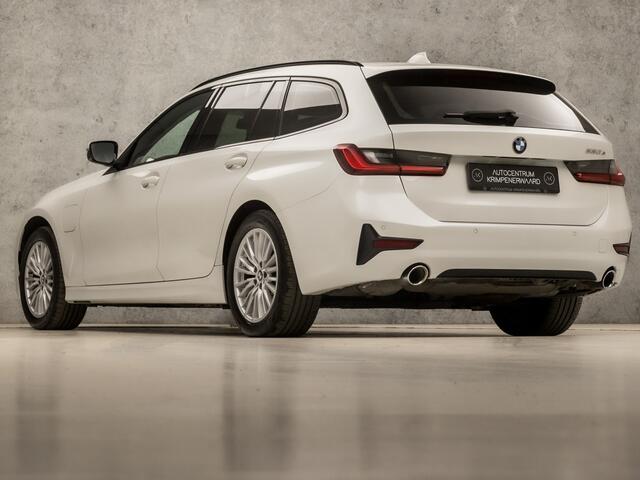 BMW 3-SERIE Touring 330e High Executive Sportline 293Pk Automaat (APPLE CARPLAY, GROOT NAVI, LEDER, CAMERA, SFEERVERLICHTING, STOELVERWARMING, SPORTSTOELEN, GETINT GLAS, TREKHAAK ELEKTRISCH, ELEK ACHTERKLEP, NIEUWSTAAT)