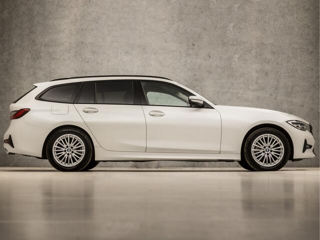 BMW 3-SERIE Touring 330e High Executive Sportline 293Pk Automaat (APPLE CARPLAY, GROOT NAVI, LEDER, CAMERA, SFEERVERLICHTING, STOELVERWARMING, SPORTSTOELEN, GETINT GLAS, TREKHAAK ELEKTRISCH, ELEK ACHTERKLEP, NIEUWSTAAT)