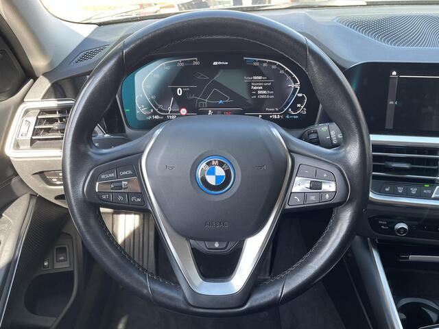 BMW 3-SERIE Touring 330e xDrive Sport Line 17"/Trekhaak/Sportstoelen/Stoel + stuurverwarming/PDC/Apple Carplay & Android Auto