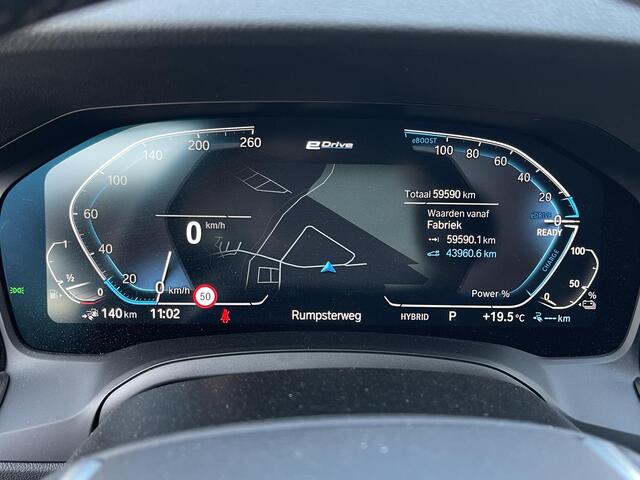 BMW 3-SERIE Touring 330e xDrive Sport Line 17"/Trekhaak/Sportstoelen/Stoel + stuurverwarming/PDC/Apple Carplay & Android Auto