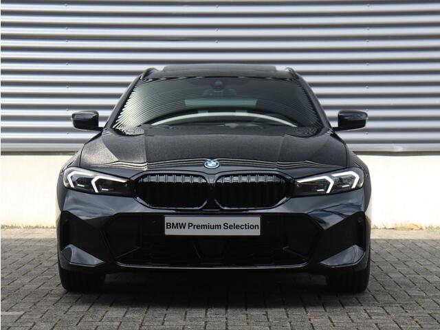 BMW 3-SERIE Touring 330e | High Executive | M Sportpakket Pro | Panodak | Trekhaak | Adaptive Cruise Control | Innovation Pack | Head-Up | Parking Assistant Plus | 19'' LMV