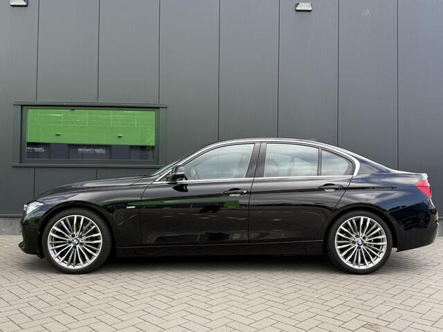 BMW 3-SERIE 318i Luxury Edition 136 PK Steptronic | 1 jaar garantie | Dealer onderhouden | Automaat | Schuifdak | Panoramadak | Leder | Navigatie | LED koplampen | Parkeersensoren | Stoelverwarming | Climate control | Cruise control |
