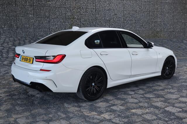 BMW 3-SERIE 320i M Sport I Geen Import I Sfeerverlichting I Alcantara