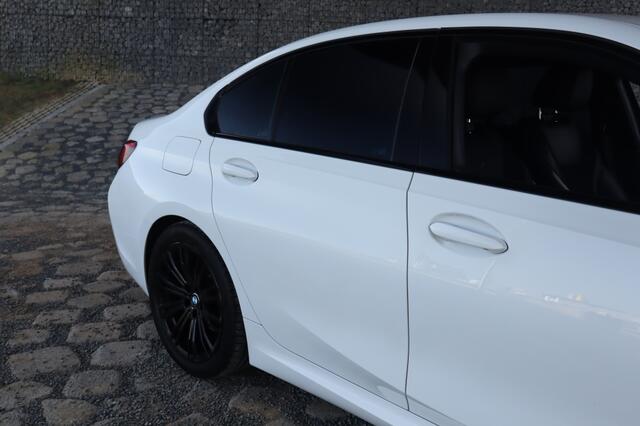 BMW 3-SERIE 320i M Sport I Geen Import I Sfeerverlichting I Alcantara