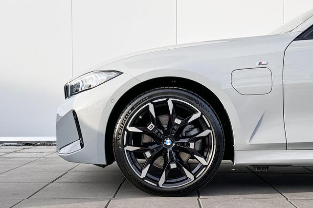 BMW 3-SERIE Touring 330e M-Sport / Glazen Schuifdak / Harman Kardon / Head-Up / Parking Assistant Plus / Trekhaak Zwenkbaar / Adaptieve LED koplampen / Stuurwielverwarming