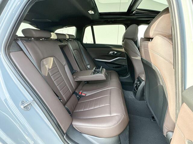 BMW 3-SERIE Touring 330e M-Sport / Glazen Schuifdak / Harman Kardon / Head-Up / Parking Assistant Plus / Trekhaak Zwenkbaar / Adaptieve LED koplampen / Stuurwielverwarming