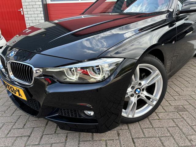 BMW 3-SERIE Touring 318i M Sport Corporate Lease AUTOMAAT / TREKHAAK / FULL LED / NAVI / CLIMA / STOELVERW / PDC / NL-AUTO