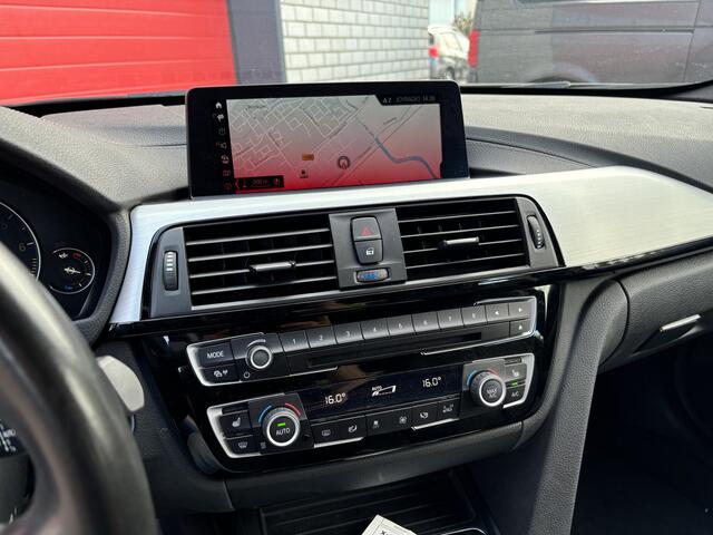 BMW 3-SERIE Touring 318i M Sport Corporate Lease AUTOMAAT / TREKHAAK / FULL LED / NAVI / CLIMA / STOELVERW / PDC / NL-AUTO