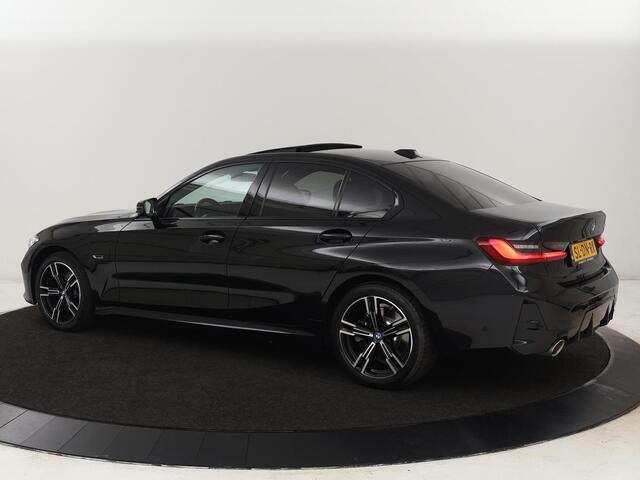 BMW 3-SERIE 320e M Sport | Schuifdak | Trekhaak | Leder/Alcantara | Camera | Stoel & stuurverwarming | Carplay | Sfeerverlichting | Sportstoelen | Adaptief LED | Navigatie | Park Assist | Widescreen Display | PHEV | Plug In
